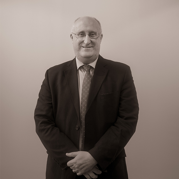 Professional half body corporate photo of Andrew Palmer