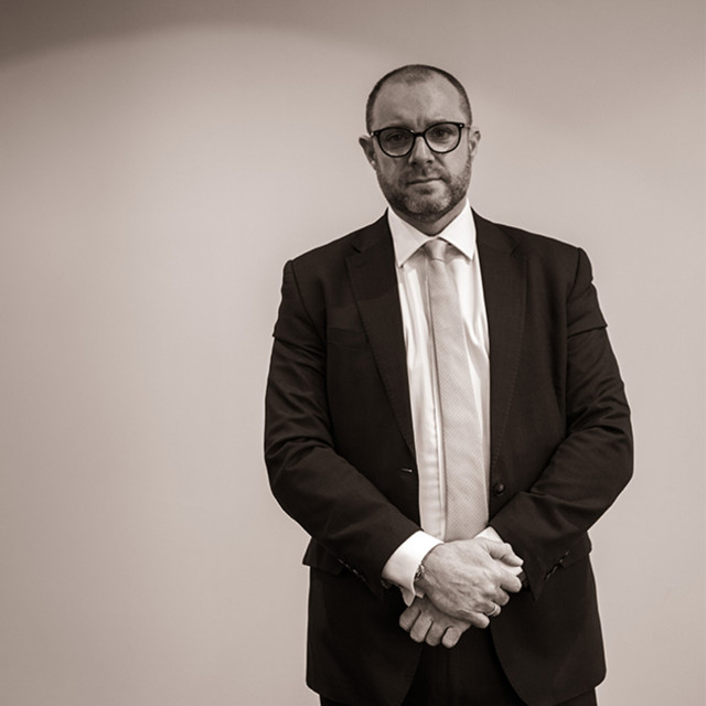 Professional half body corporate photo of Stuart burch
